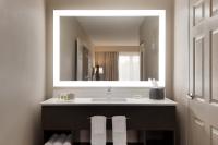 Ein Badezimmer in der Unterkunft Holiday Inn Hotel &amp; Suites Council Bluffs by IHG
