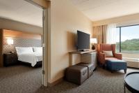 Ein Bett oder Betten in einem Zimmer der Unterkunft Holiday Inn Hotel &amp; Suites Council Bluffs by IHG
