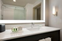 Ein Badezimmer in der Unterkunft Holiday Inn Hotel &amp; Suites Council Bluffs by IHG