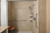 Ein Badezimmer in der Unterkunft Holiday Inn Hotel &amp; Suites Council Bluffs by IHG