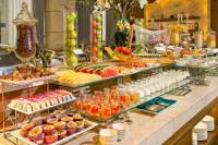 een buffet met veel verschillende soorten eten bij Mandila Beach Hotel Danang in Da Nang