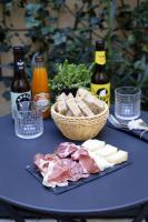 - une table avec du fromage, de la viande et des bouteilles de bière dans l&#39;établissement Villa Segur, à Bordeaux