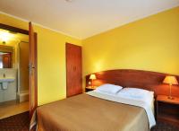 Łóżko lub łóżka w pokoju w obiekcie Hotel Astra Tajemniczy Ogród