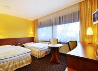 Łóżko lub łóżka w pokoju w obiekcie Hotel Astra Tajemniczy Ogród