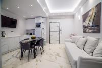 Televízia a/alebo spoločenská miestnosť v ubytovaní Amazing apartment in Glyfada center