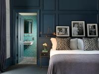 Un dormitorio con una cama y un baño con lavabo. en The George, en Cheltenham