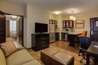 Staybridge Suites Atlanta Airportにあるキッチンまたは簡易キッチン