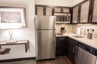 Staybridge Suites Albany Wolf Rd-Colonie Center by IHGにあるキッチンまたは簡易キッチン