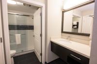 Staybridge Suites Albany Wolf Rd-Colonie Center by IHGにあるバスルーム
