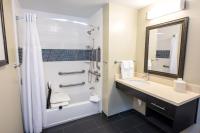 Staybridge Suites Albany Wolf Rd-Colonie Center by IHGにあるバスルーム
