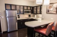 Staybridge Suites Albany Wolf Rd-Colonie Center by IHGにあるキッチンまたは簡易キッチン