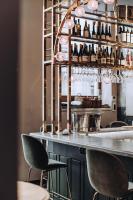 un bar con sillas y botellas de vino en Ocho Suites & Kitchen, en Palma de Mallorca