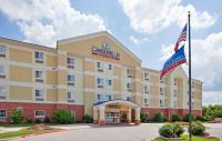 un hotel con una bandera delante de él en Candlewood Suites Joplin by IHG, en Joplin