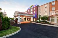 un hotel con un cenador en un aparcamiento en Holiday Inn Express &amp; Suites Schererville by IHG, en Schererville