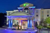Una representación del frente de un hotel por la noche. en Holiday Inn Express Phenix City-Fort Benning by IHG, en Phenix City