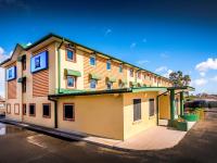 un gran edificio amarillo en el lateral de una calle en Ibis Budget - Casula Liverpool, en Liverpool