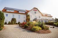 un hotel con un patio con flores y plantas en Hotel Montana Limburg, en Limburg an der Lahn