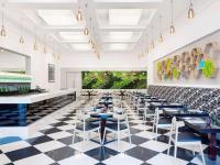 ドバイにあるibis Deira Creekside Dubaiの黒白チェッカーフロアのレストラン