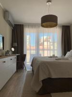A bed or beds in a room at Central Point by Zoom Apartments