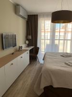 A bed or beds in a room at Central Point by Zoom Apartments