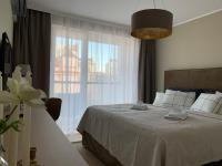 A bed or beds in a room at Central Point by Zoom Apartments