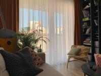 A seating area at Central Point by Zoom Apartments