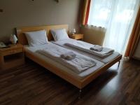 Posteľ alebo postele v izbe v ubytovaní Pension Tilly