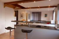 a kitchen with a counter and some stools in it at Maison 4 personnes en bord de mer - Golfe du Morbihan in Baden