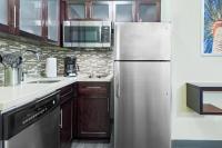 Staybridge Suites - Miami International Airport by IHGにあるキッチンまたは簡易キッチン