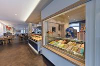 una panadería con una vitrina llena de comida en Hotel Ostseewoge, en Graal-Müritz