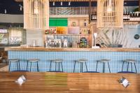 El salón o zona de bar de Ibis Elche