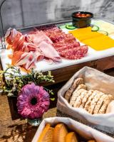 ホテルの敷地内または近くでの食事または食べ物