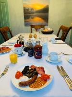 einen Tisch mit einem Frühstücksteller darauf in der Unterkunft Foundry Masters House in Ironbridge