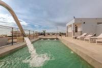 Bazén v ubytování Santa Pola Apartments nebo v jeho okolí