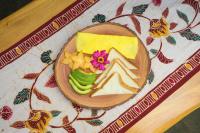 einen Teller mit einem Sandwich und Chips in der Unterkunft Lagoona Beach Bungalows - Eco Stay in Pangandaran