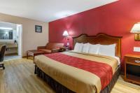 Ein Bett oder Betten in einem Zimmer der Unterkunft Econo Lodge Sturbridge Route 20