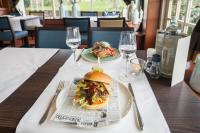 eine Mahlzeit auf einem Tisch mit einem Sandwich und Weingläsern in der Unterkunft Hotel Restaurant de Loenermark in Loenen