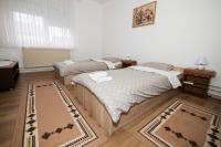 Llit o llits en una habitaci&oacute; de Apartman Ku&#x107;a 150