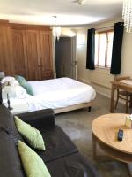 Postel nebo postele na pokoji v ubytování Byways Serviced Apartments
