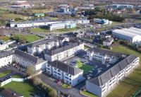 Una vista aérea de un edificio con estacionamiento. en Glen Abhainn Standard Budget Accommodation, en Athlone