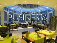 un restaurante con un cartel que lee a la familia de negocios de turismo en Comfor Hotel Ulm City, en Ulm