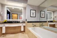 Hyatt Centric Downtown Minneapolisにあるバスルーム