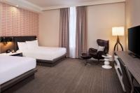 Hyatt Centric Downtown Minneapolisにあるベッド