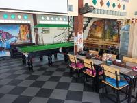 Habitación con mesa de ping pong y mesa de billar. en Touch the Wind, en Chaiyaphum