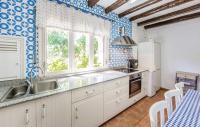 Kuchyň nebo kuchyňský kout v ubytování InmoBooking Family House Holidays