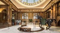una estatua de un caballo en un edificio en Kimpton Clocktower by IHG, en Mánchester