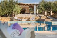 Bazén v ubytování Villa Zlatni dvori ZadarVillas nebo v jeho okolí