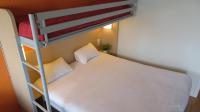 Dormitorio pequeño con litera y escalera en Première Classe Mâcon Sud, en Chaintré