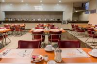 ein Esszimmer mit Tischen und Stühlen in einer Cafeteria in der Unterkunft Hotel Real Plaza Aguascalientes in Aguascalientes