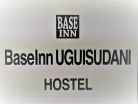 un cartel que dice posada en el hospital berlin ukrainian en Base Inn Uguisudani, en Tokio